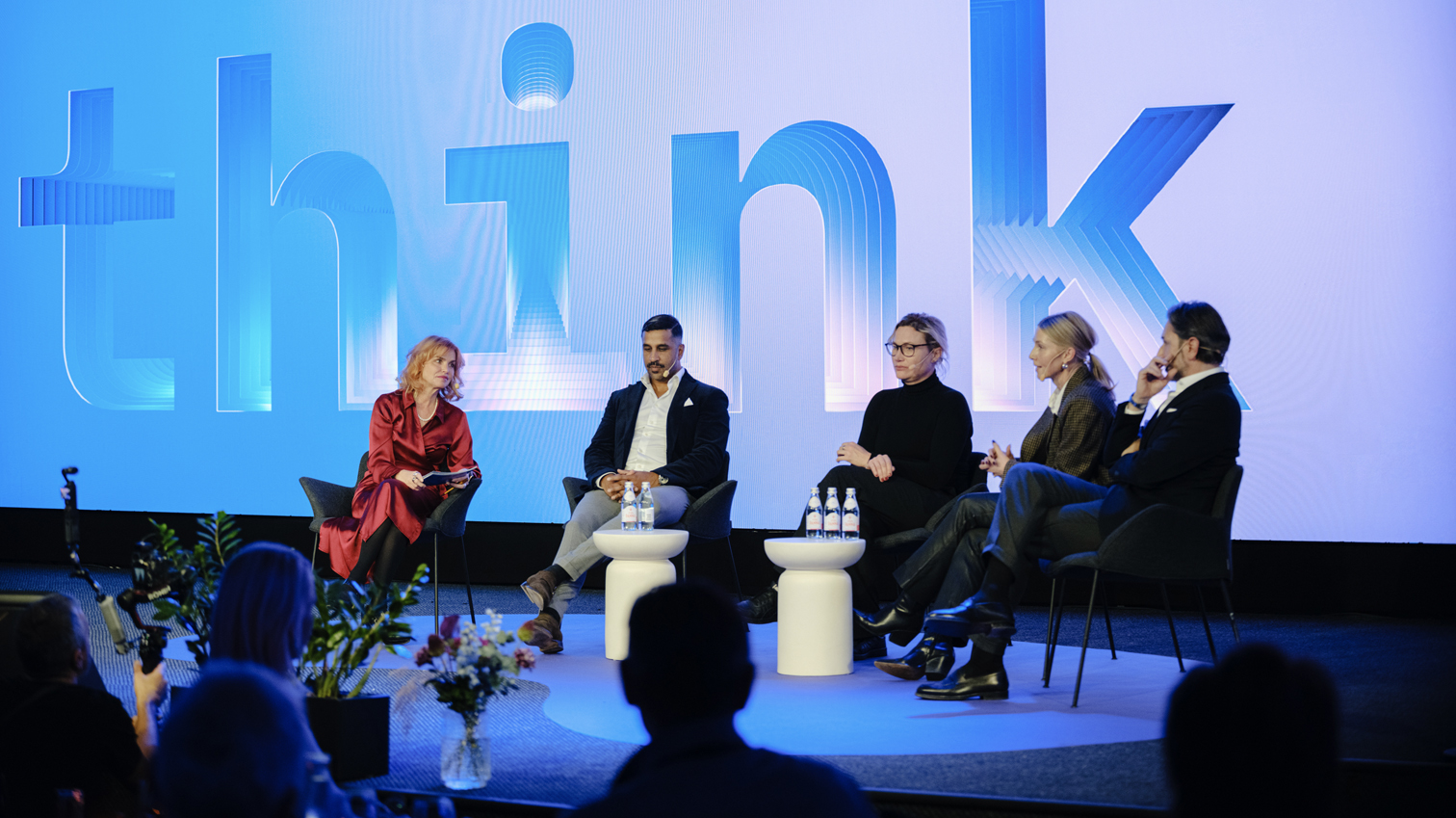 12 Col_1512x849_Stage